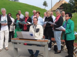 Au piano, lors des pèlerinages de Montévraz.
